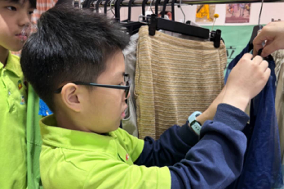 學生到二手衣店體驗一日店員工作