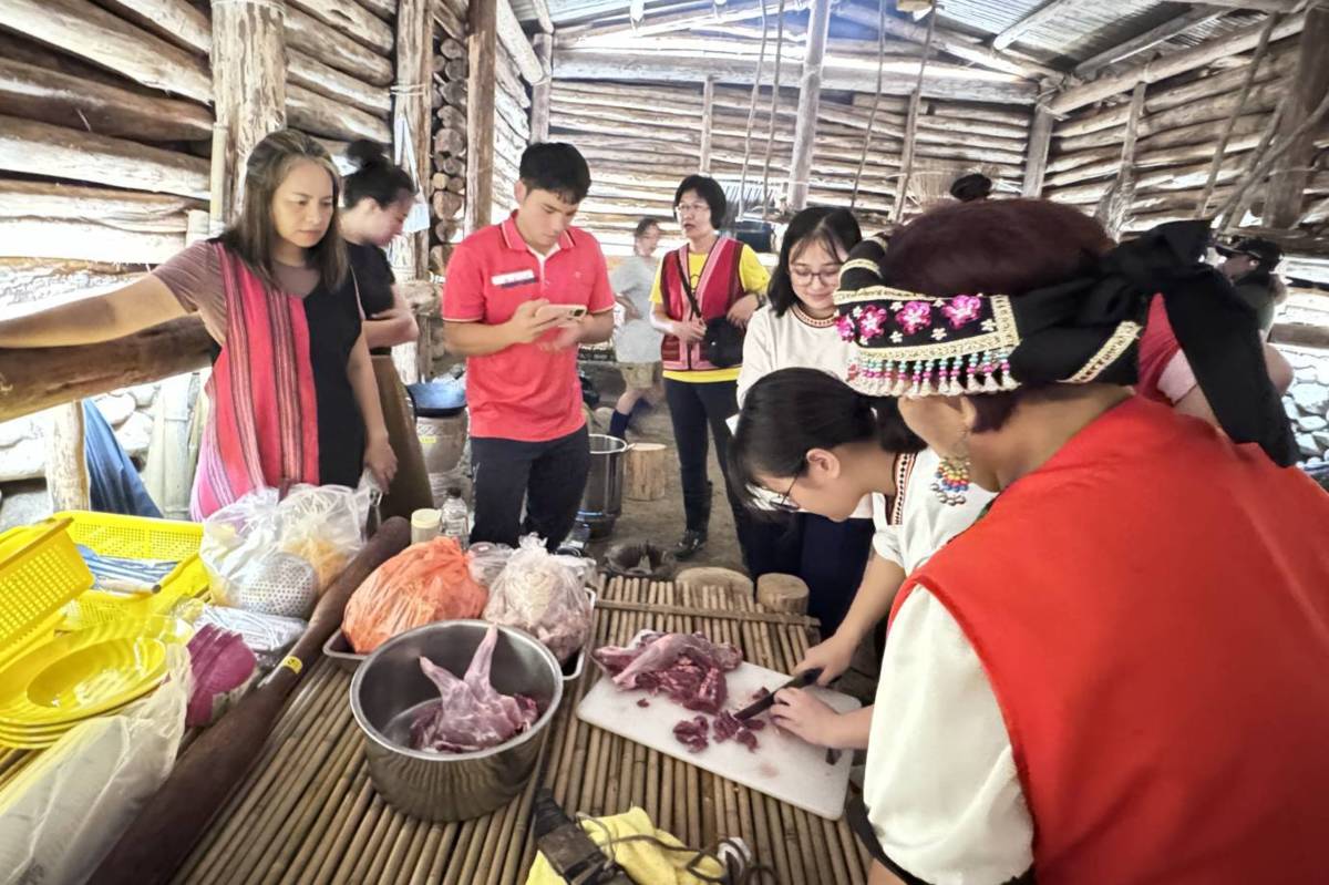 根據泰雅傳統文化，男學生分組進入山林體驗狩獵，女學生則留在學校內的傳統家屋內烹煮點心
