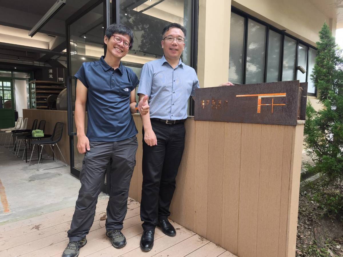 關西高中校長邱宇㨗(右)與實習處主任吳建勳是製茶所改造的重要人物，關西高中製茶所的入口，有時尚門牌。