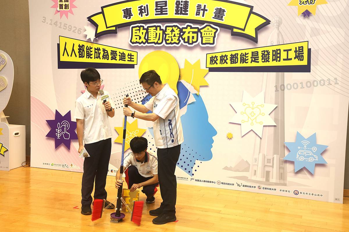 泰山高中學生與張明文局長體驗操作專利作品-自動清潔裝置
