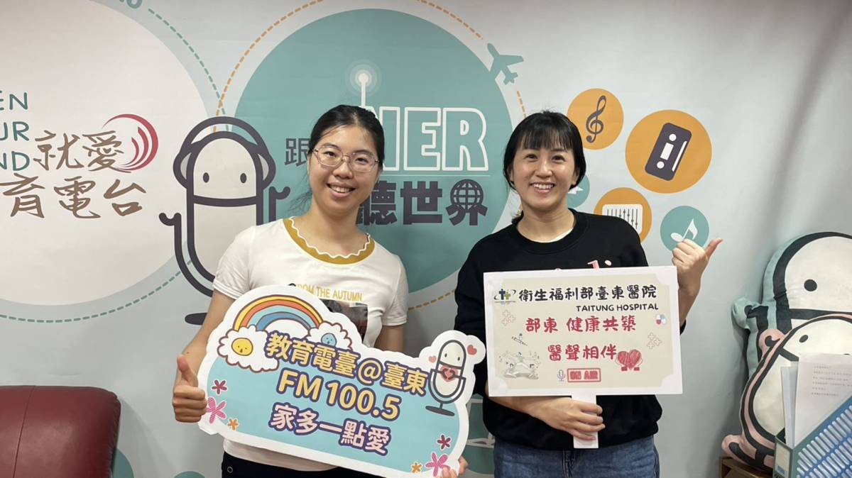 鄭宇晴醫師(左)分享針灸應用於五十肩