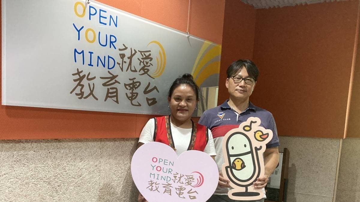 呂秀惠理事長與主持人於電台合影