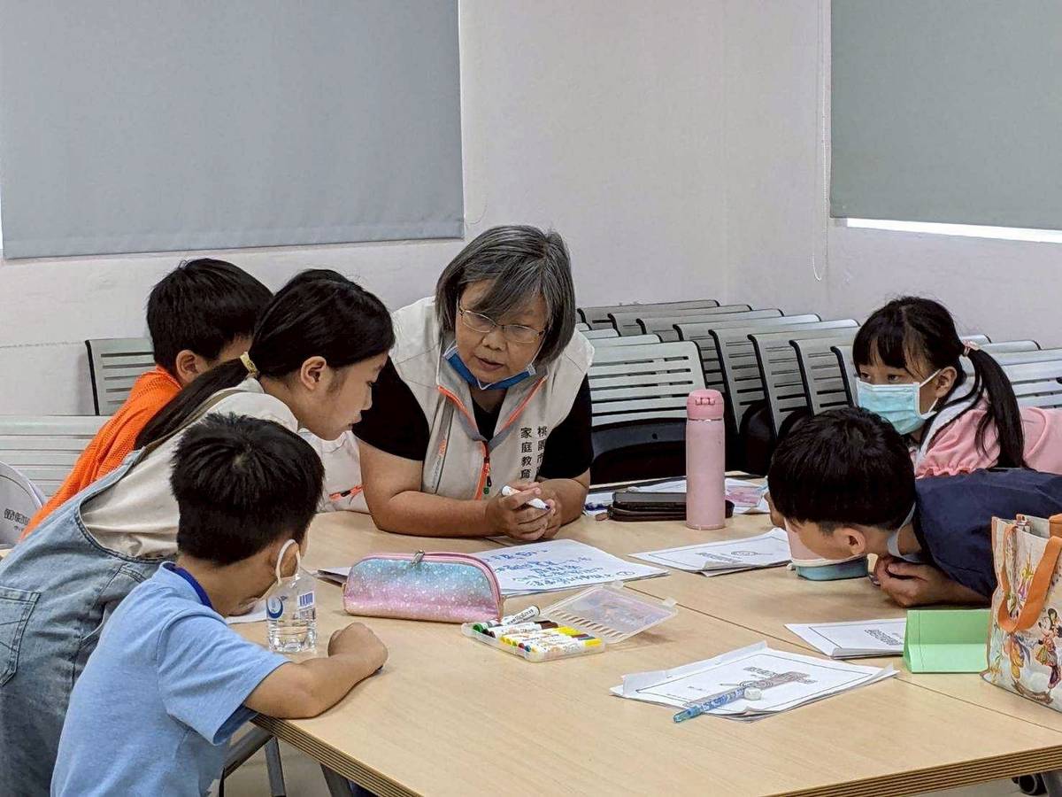 績優志工個人獎陳秀琴。(桃園市教育局提供)