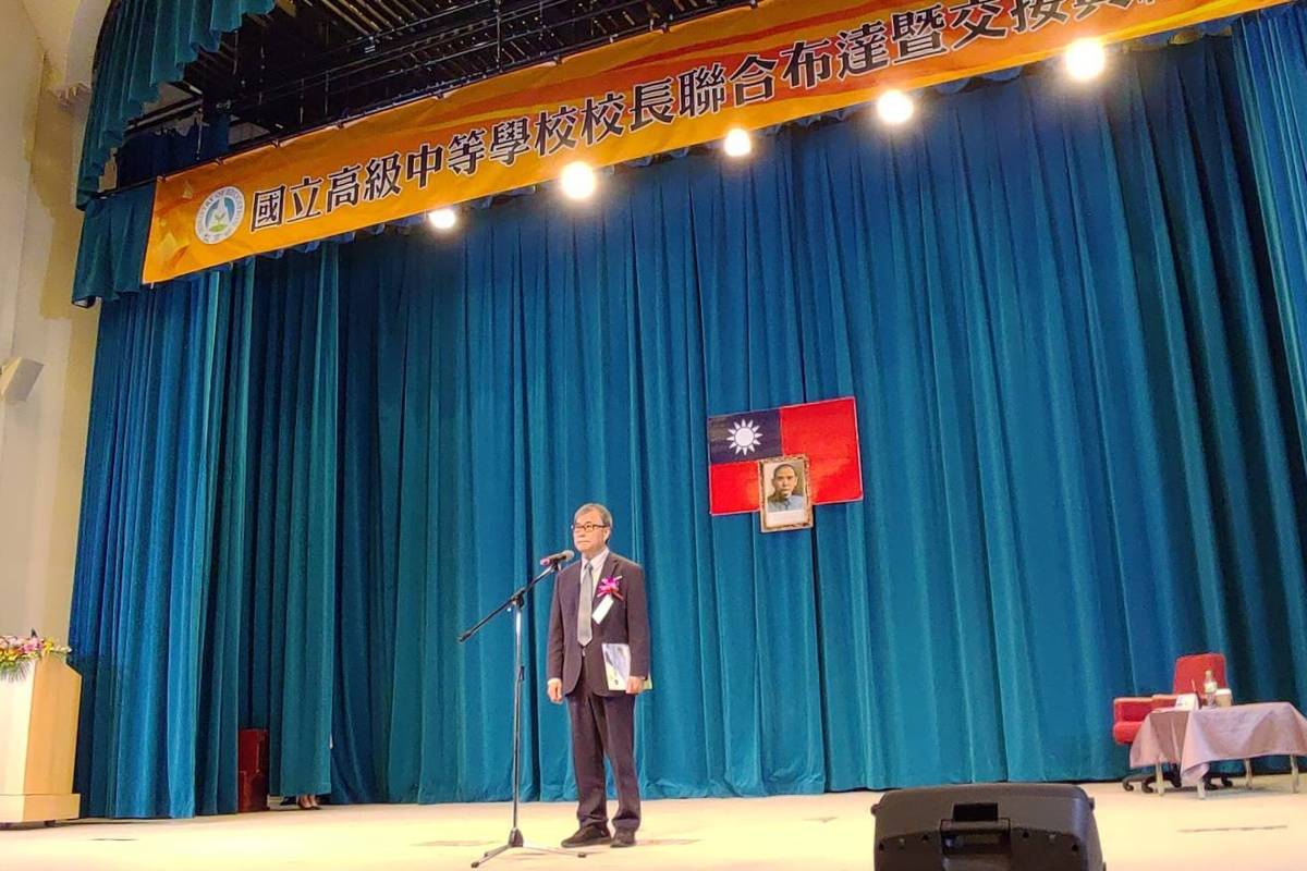 教育部部長鄭英耀出席國立高級中等學校校長布達典禮前接受媒體聯訪