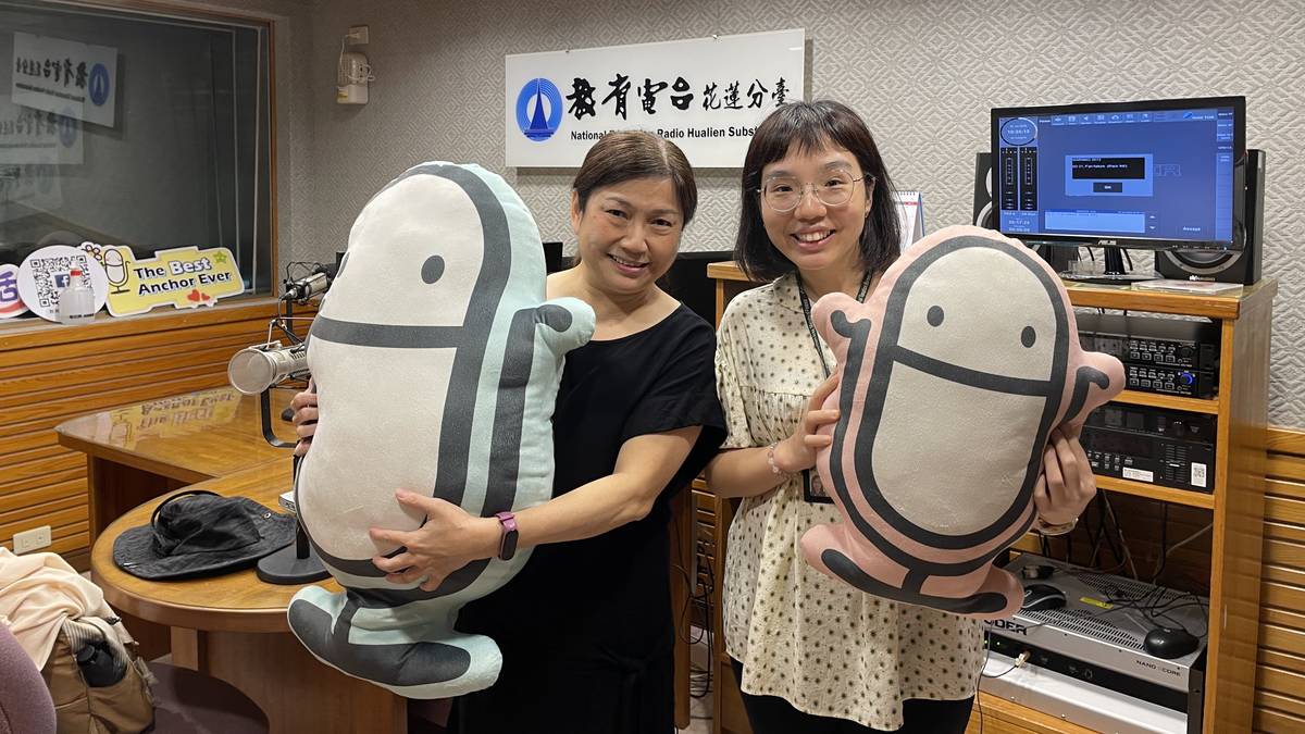 專訪國稅局花蓮分局鄭佳閔稅務員(右)，介紹統一發票兌獎APP