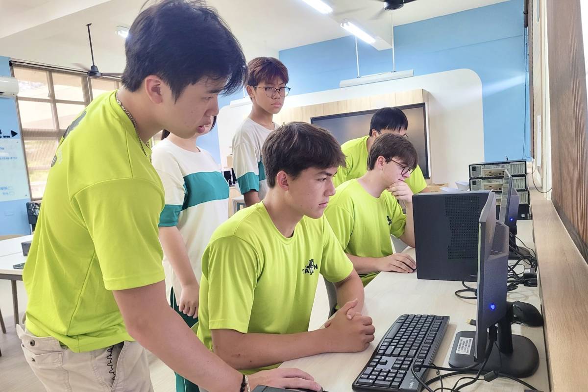 壽山國中辦理暑期青年英語服務營 送電腦到偏鄉