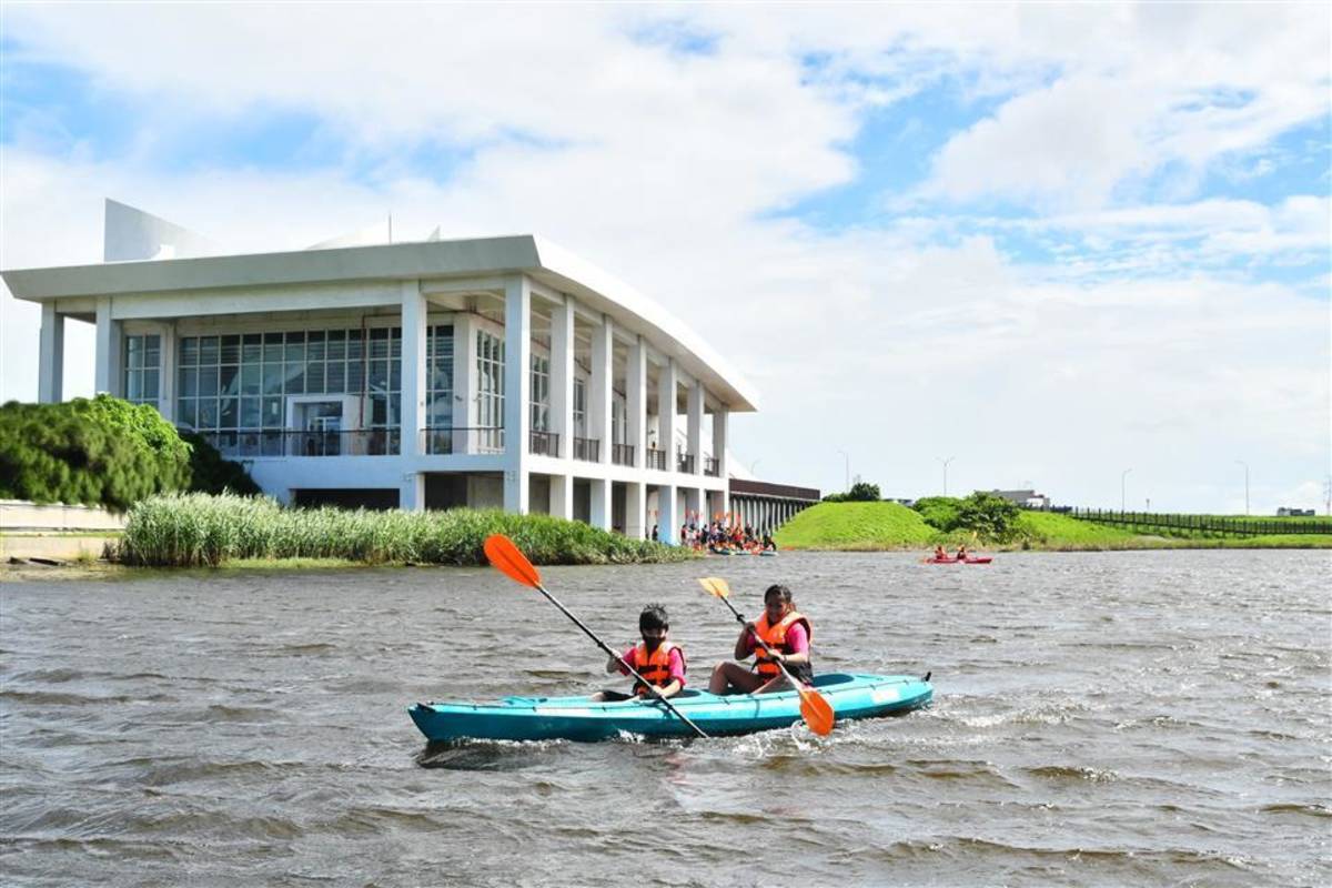 學童體驗划行獨木舟（圖源：彰化縣政府）
