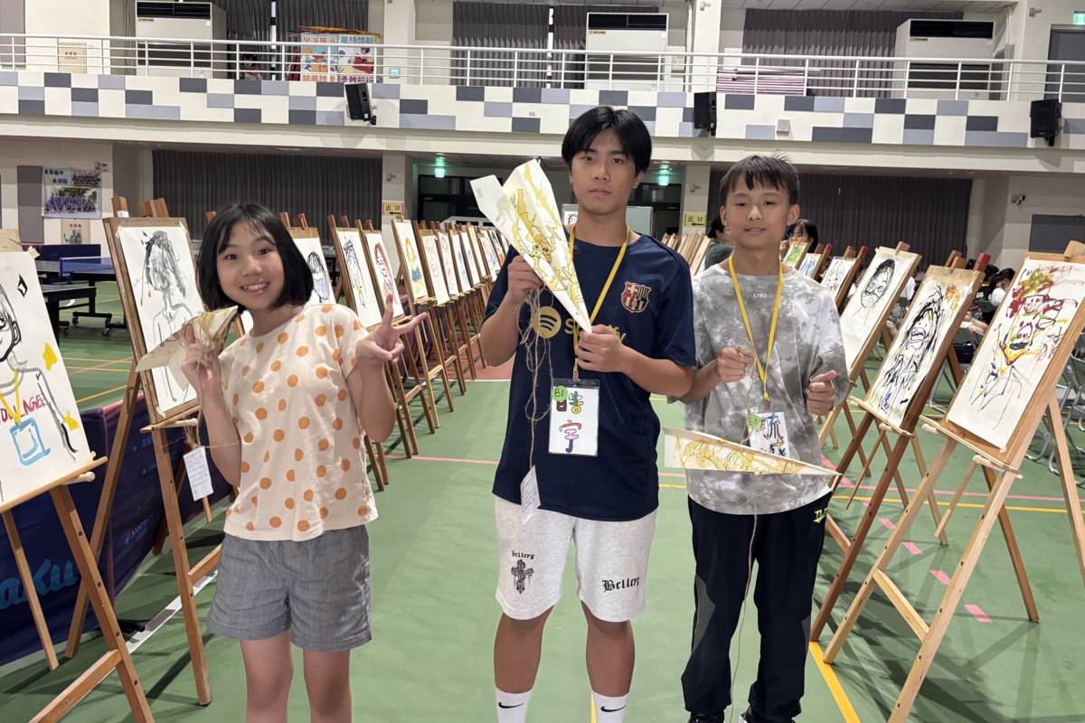 「魔藥學」以自然染料結合吹畫創作，搭配收集環境聲音混音成個人聲音作品，再用紙飛機裝置展出