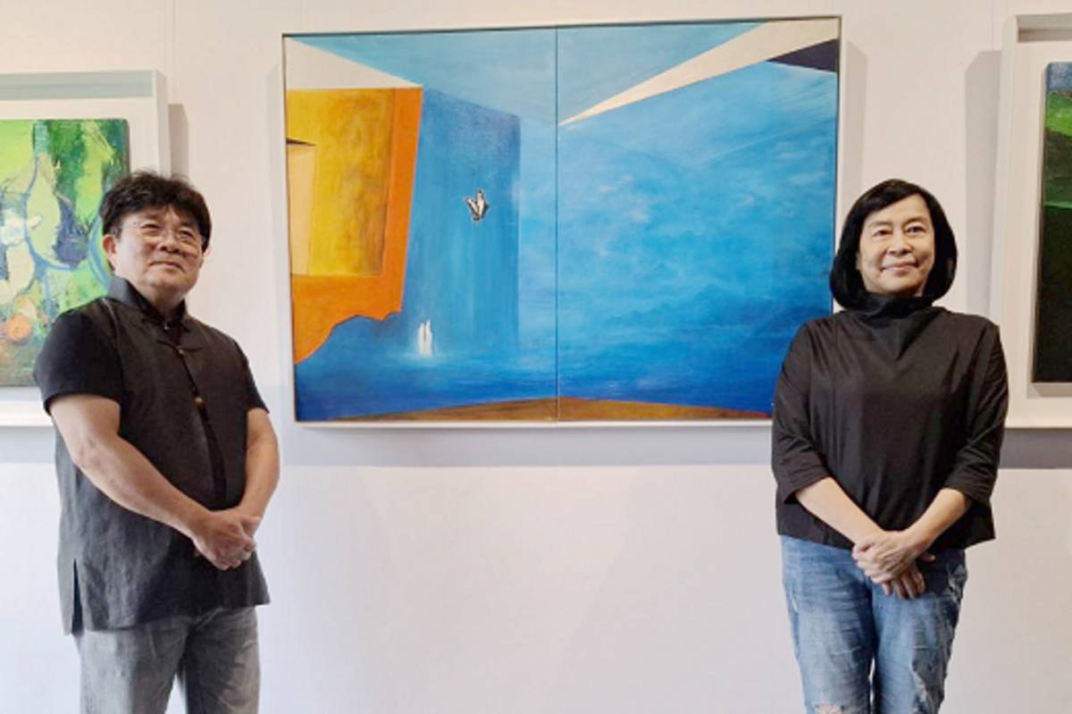 藝術家黃文棟與八方藝術節總策劃賴慕芬在作品前合影