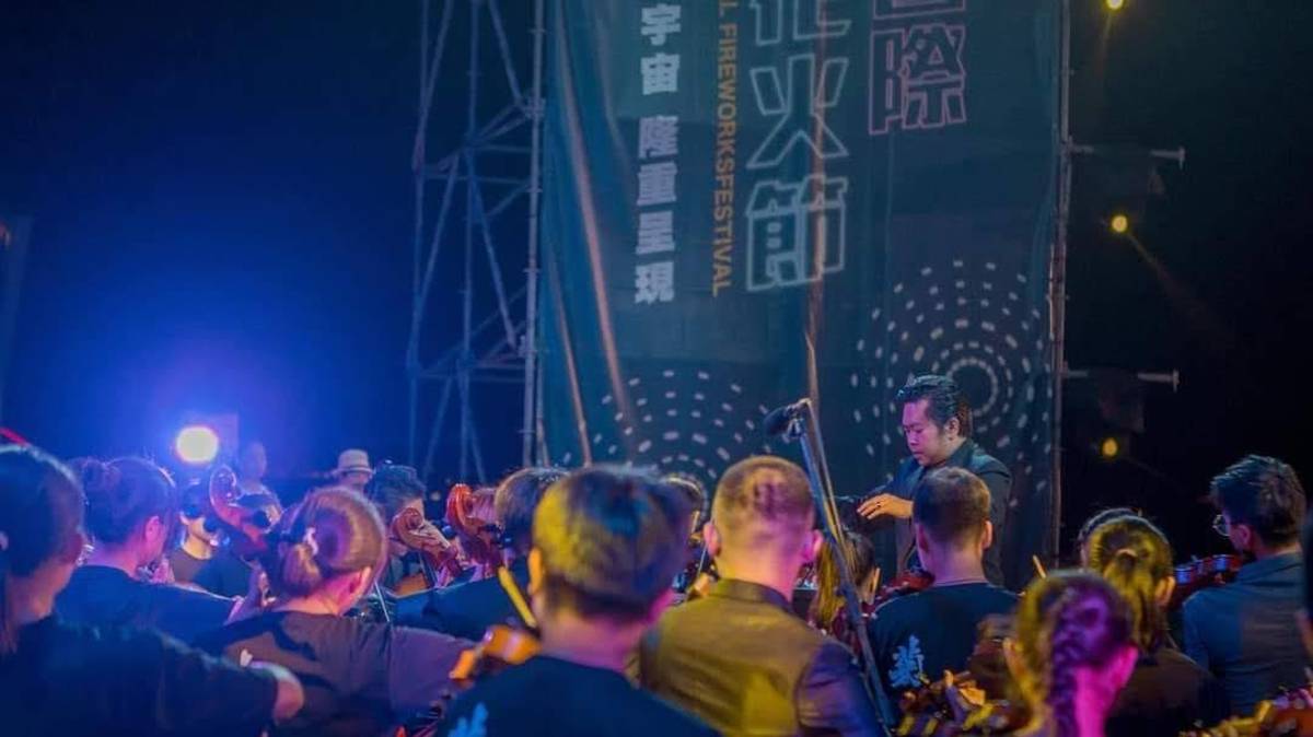 柯主任與表演團隊連續多年參與澎湖縣國際花火節的製作及演出