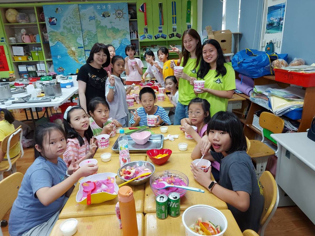 國際志工與南門國小師生一起動手做異國美食
