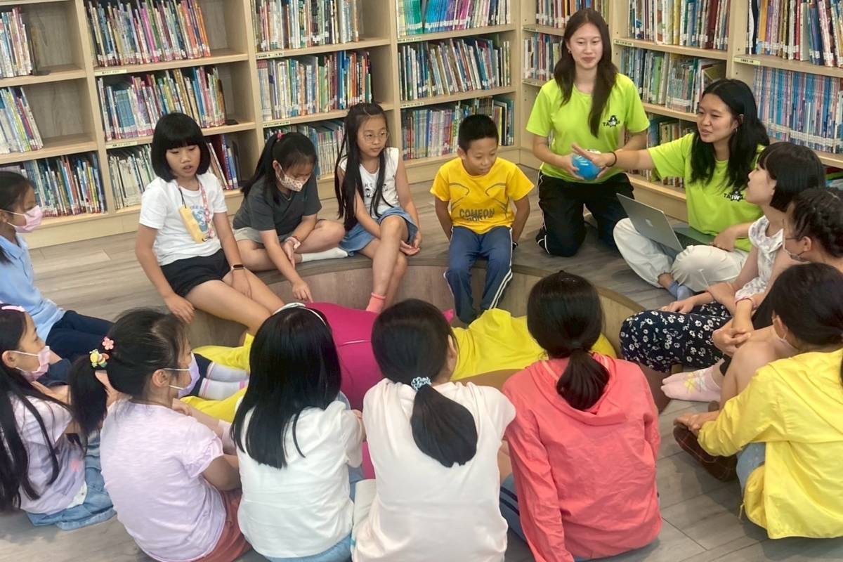 海外青年英語服務營國際志工前進北市南門國小，與小學生用英語互動交流