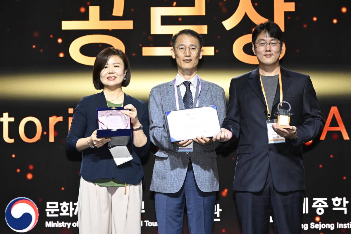 崑山科大承辦台南世宗學堂，獲選優秀學堂功勞獎，台南世宗學堂營運長高濟庚(右1)赴韓受獎(世界韓語教育者大會授權提供)