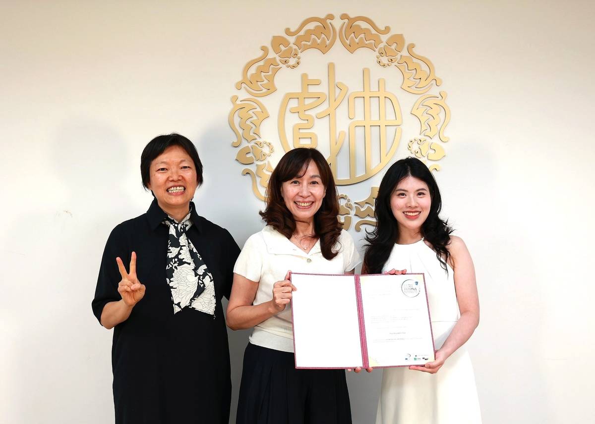 凌華教育基金會董事長倪寒芬及德國公益協會文化結主席陳黎黎，代表德國校方頒獎給表現出色的戲曲音樂系學生陳芃名。(戲曲學院提供)