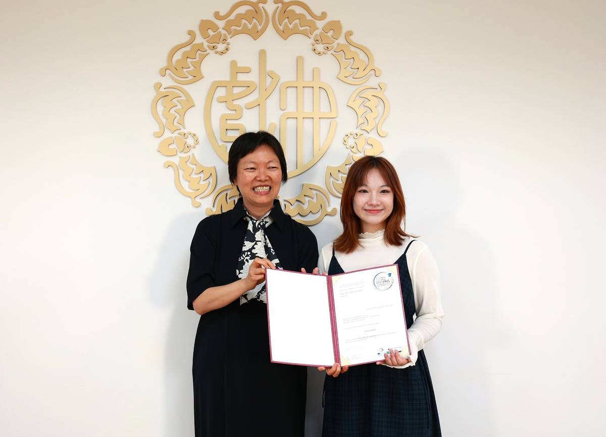 德國公益協會文化結的主席陳黎黎認為學生的表演充滿生命力，她和獲獎的京劇系學生林玉炘合影留念。(戲曲學院提供)