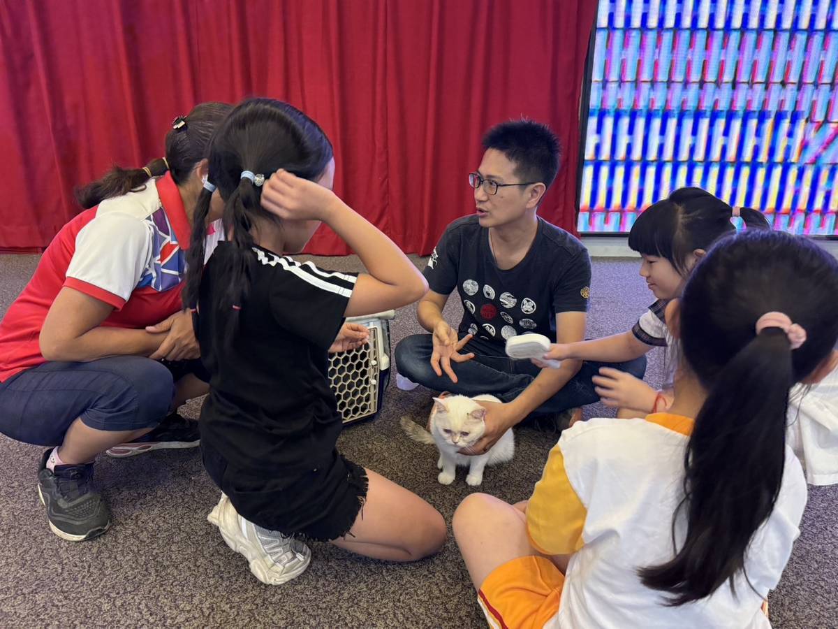 「拼圖喵」中途之家團隊成員到建德國小分享溫馨的生命故事