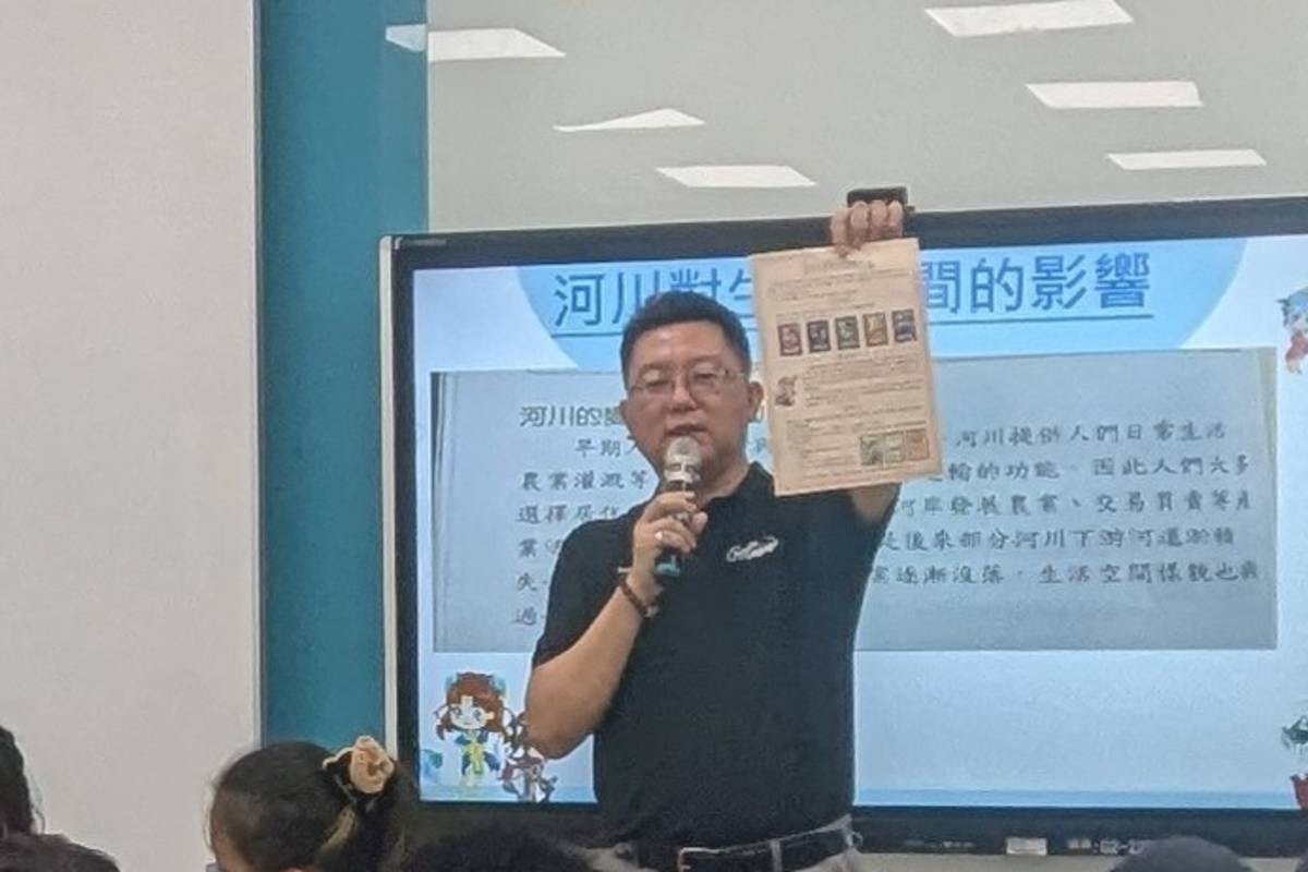 臺北市力行國小校長徐家莆設計一款以大臺北淡水河系為領域的桌遊，帶著銘傳國小學生體驗操作