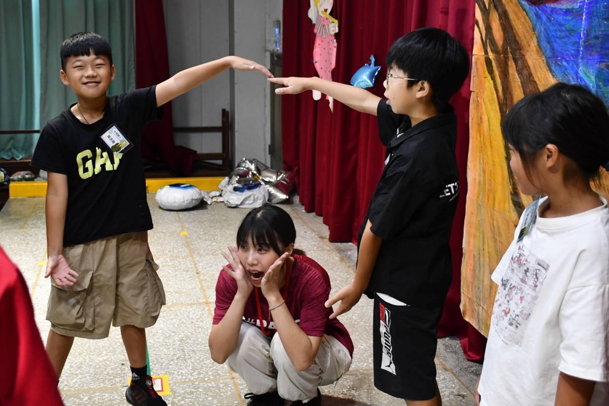 金門古城國小吶喊名畫表演課