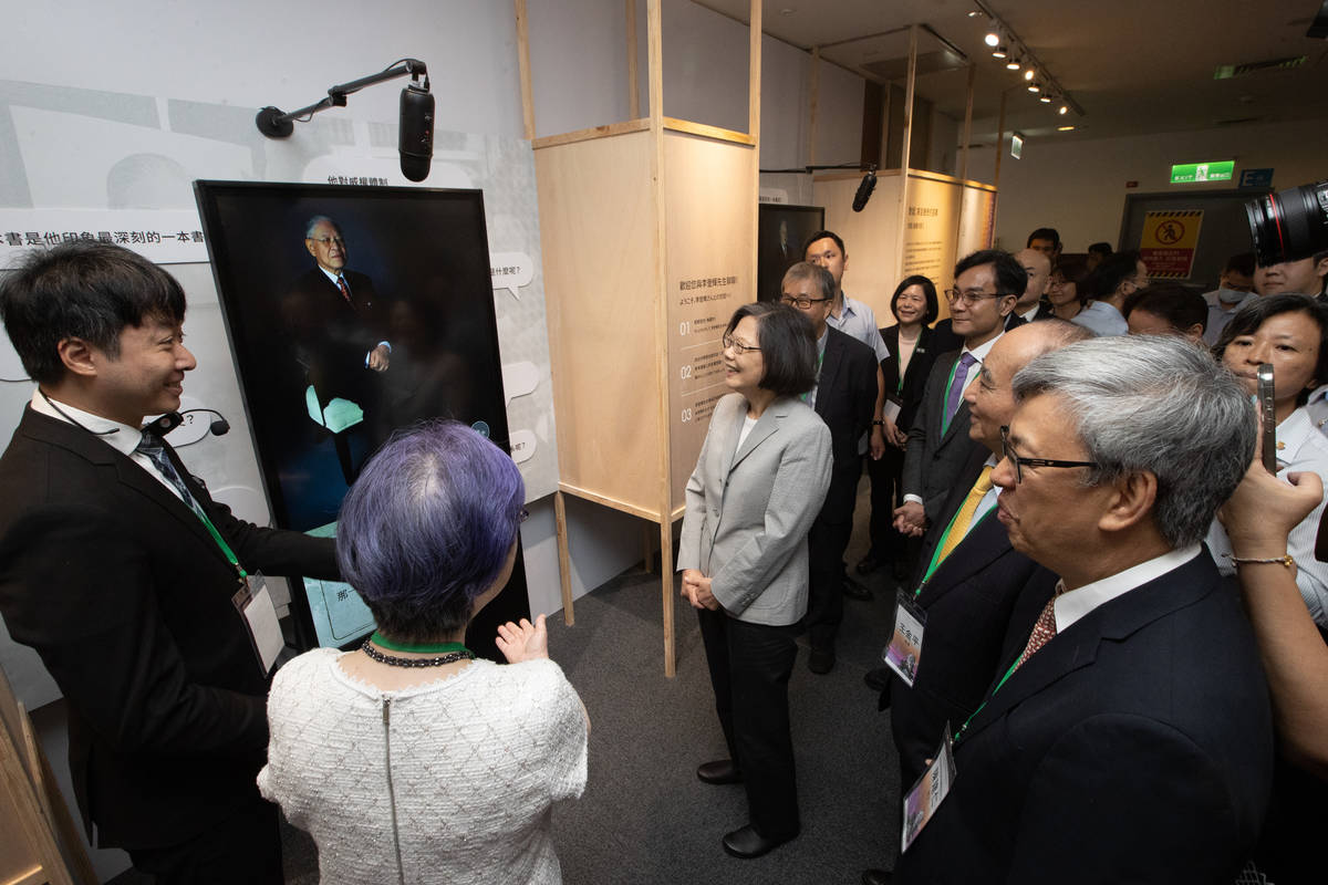 蔡英文前總統參觀《PROTOTYPE：民主先生2.0 數位李登輝特展》。(台北市攝影記者聯誼會提供)