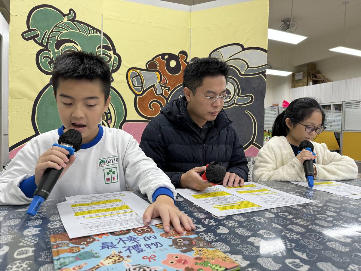 新埔國小愛閱廣播會長與學生推廣閱讀