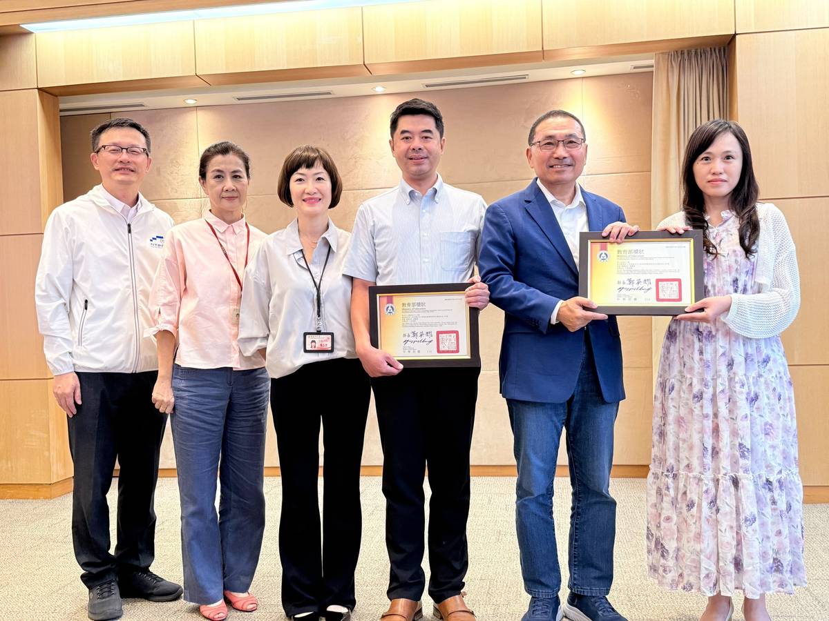 閱讀推手團體組得獎單位代表獻獎