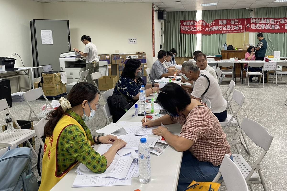 教育局派員進駐鹽水區聯合服務中心服務災民 