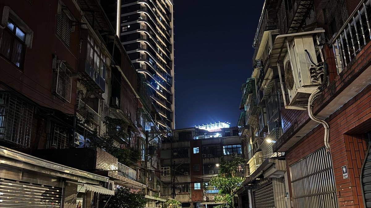 新光傑仕堡位於板橋中山國中對面，圖片攝於學校附近的巷弄裡，新舊建築交匯，呈現大都市裡的多元的樣貌。