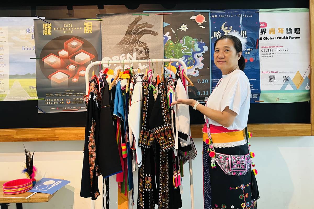 在臺東縣政府原住民族行政處的文化走廊上，備有各族群的傳統服飾，提供給洽公民眾拍照留念。
