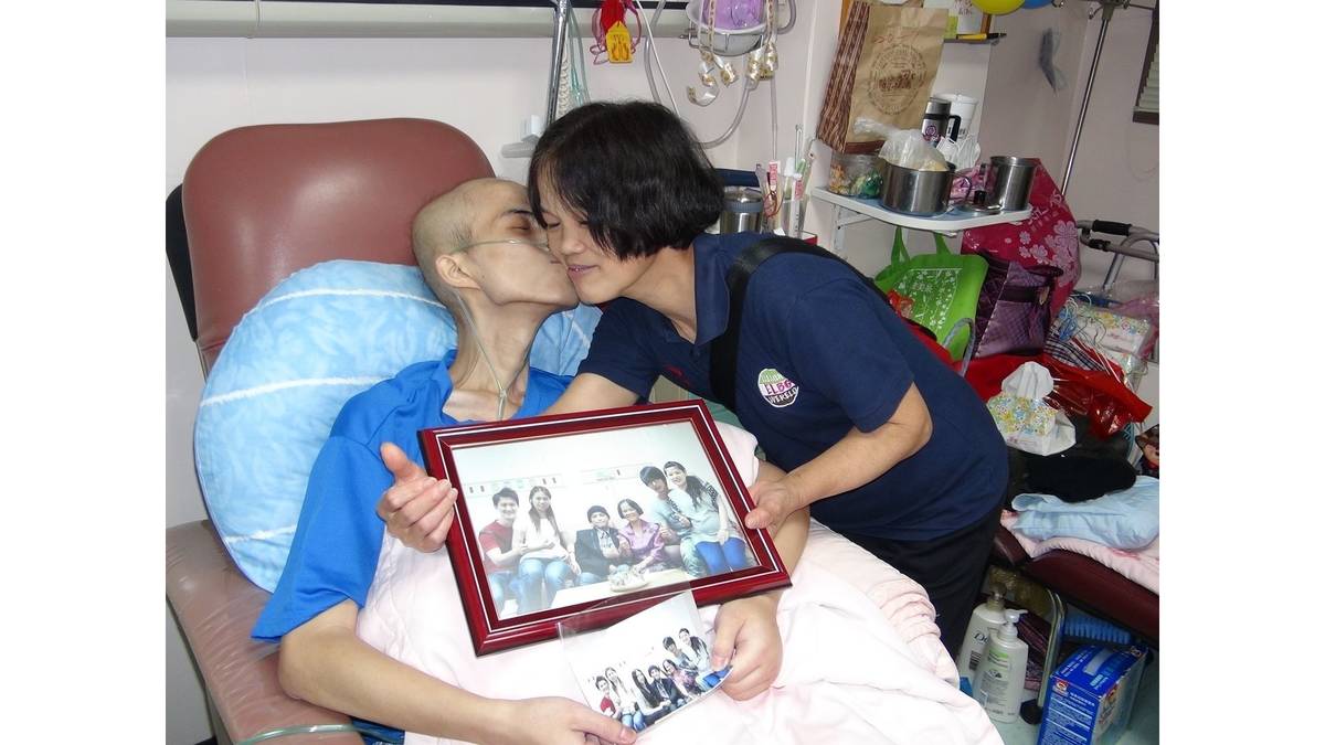 家豪開心接受全家福照片