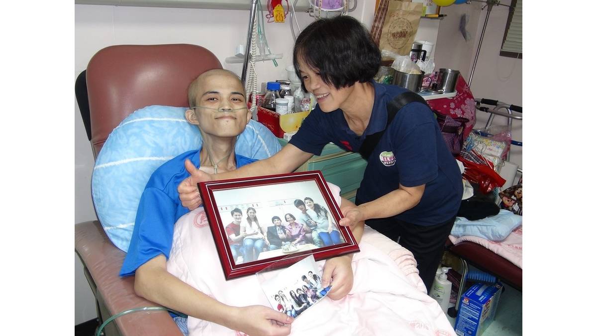 家豪開心接受全家福照片