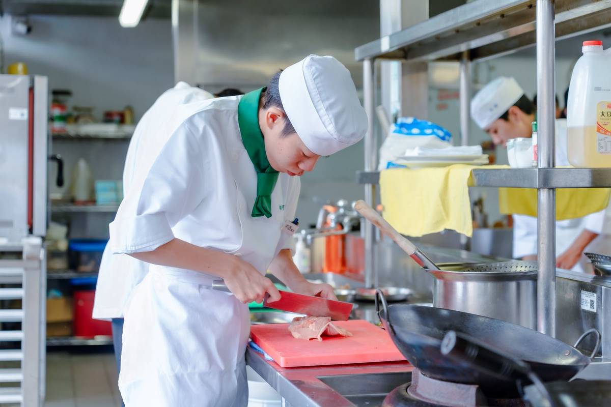 相可高校學生首次嘗試去骨工法