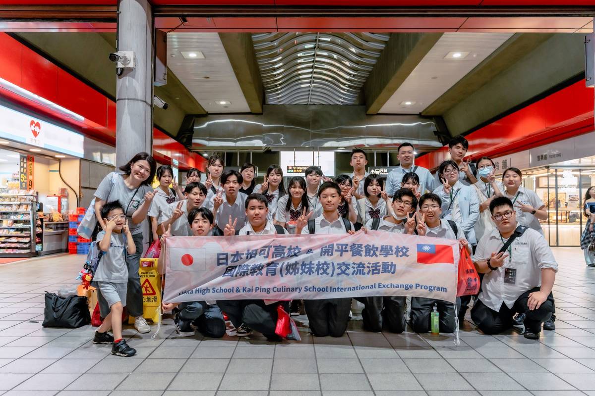 開平餐飲學生志工陪伴相可高校師生城市巡禮，並走訪夜市，感受臺灣在地生活