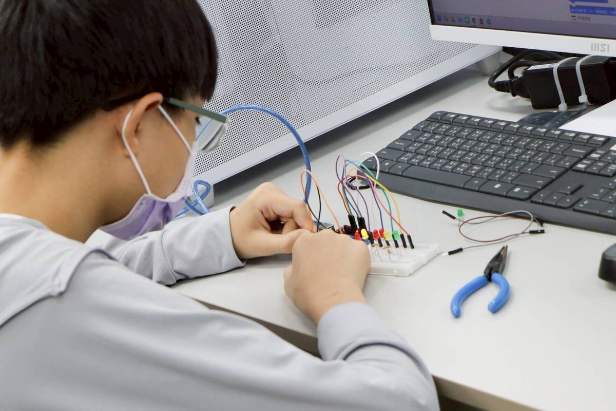 東海高中辦理智慧控制家電體驗營，學生了解家電自動化與感測器設計的實作課程