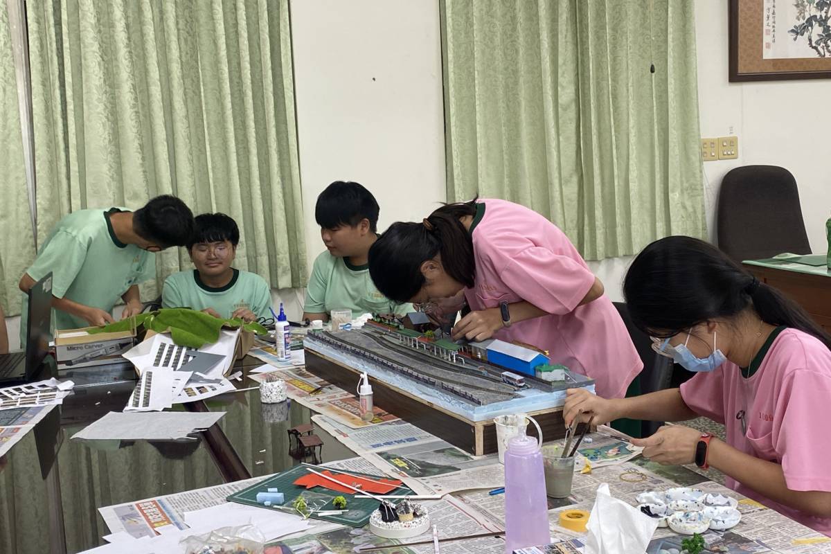 學生們分工製作模型（圖源：竹塘國中）
