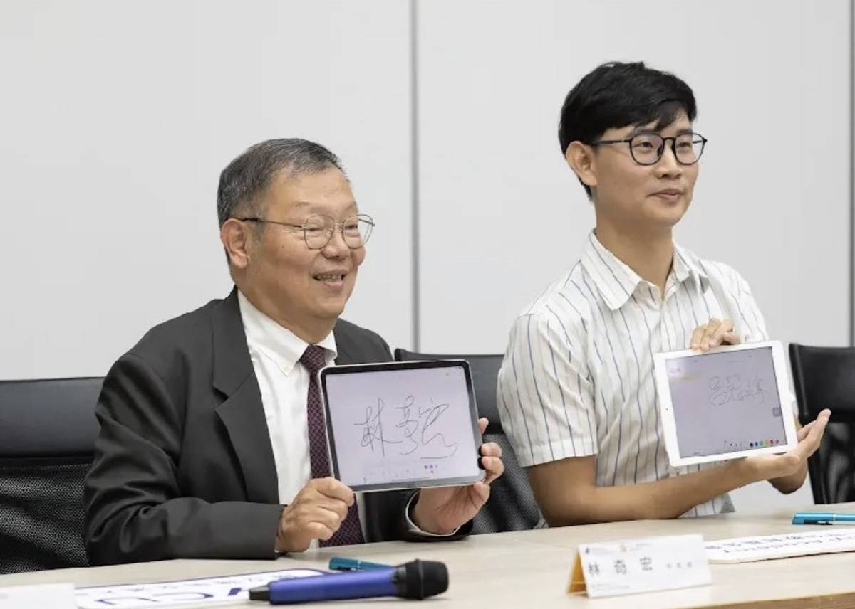 陽明交大校長林奇宏(左)、均一教育平台董事長暨執行長呂冠緯簽署合作備忘錄。（圖／國立陽明交通大學提供）
