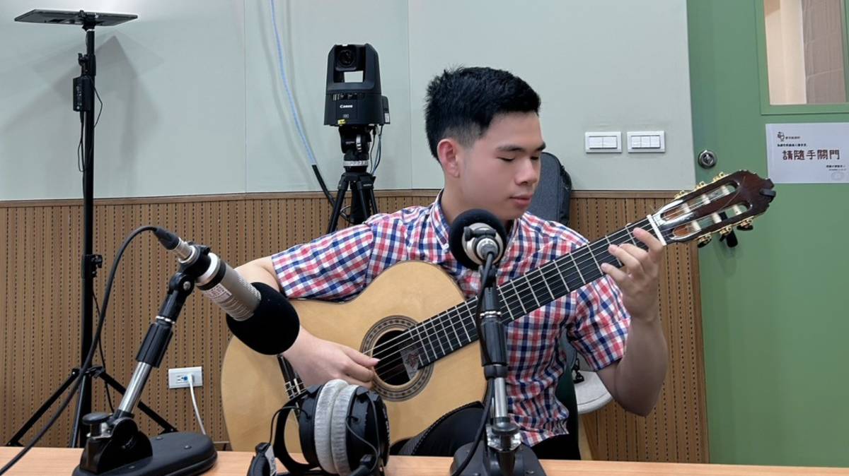 鄭敍呈 RayRay於教育電台---端端主持人心動時刻LIVE節目演奏