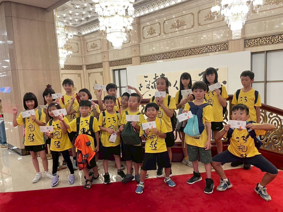 巧宛然全體團員與各國小朋友在國家音樂廳，欣賞世界冠軍聖安琪合唱團的演出