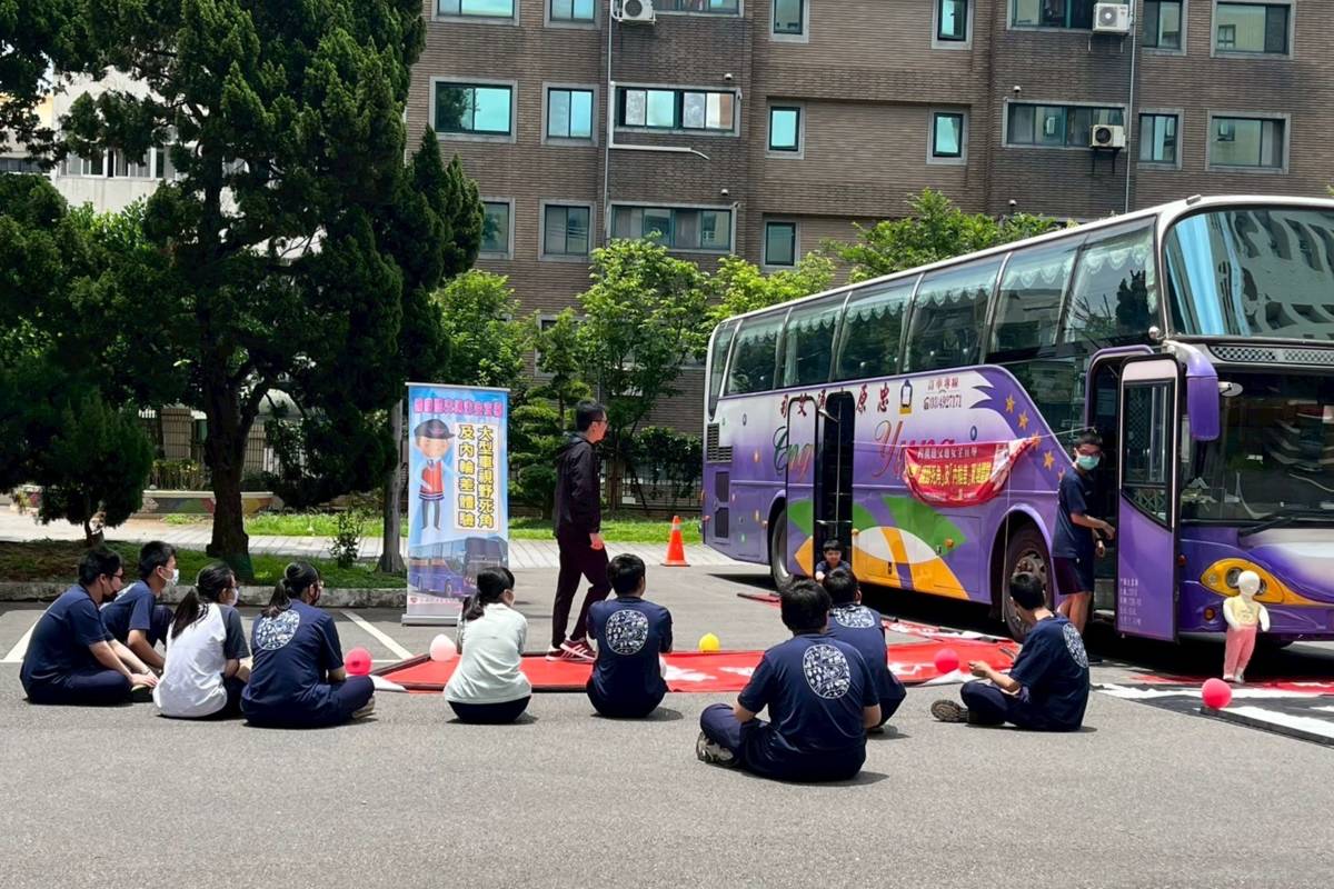 中壢高商規劃大型車視野死角及內輪差體驗課程