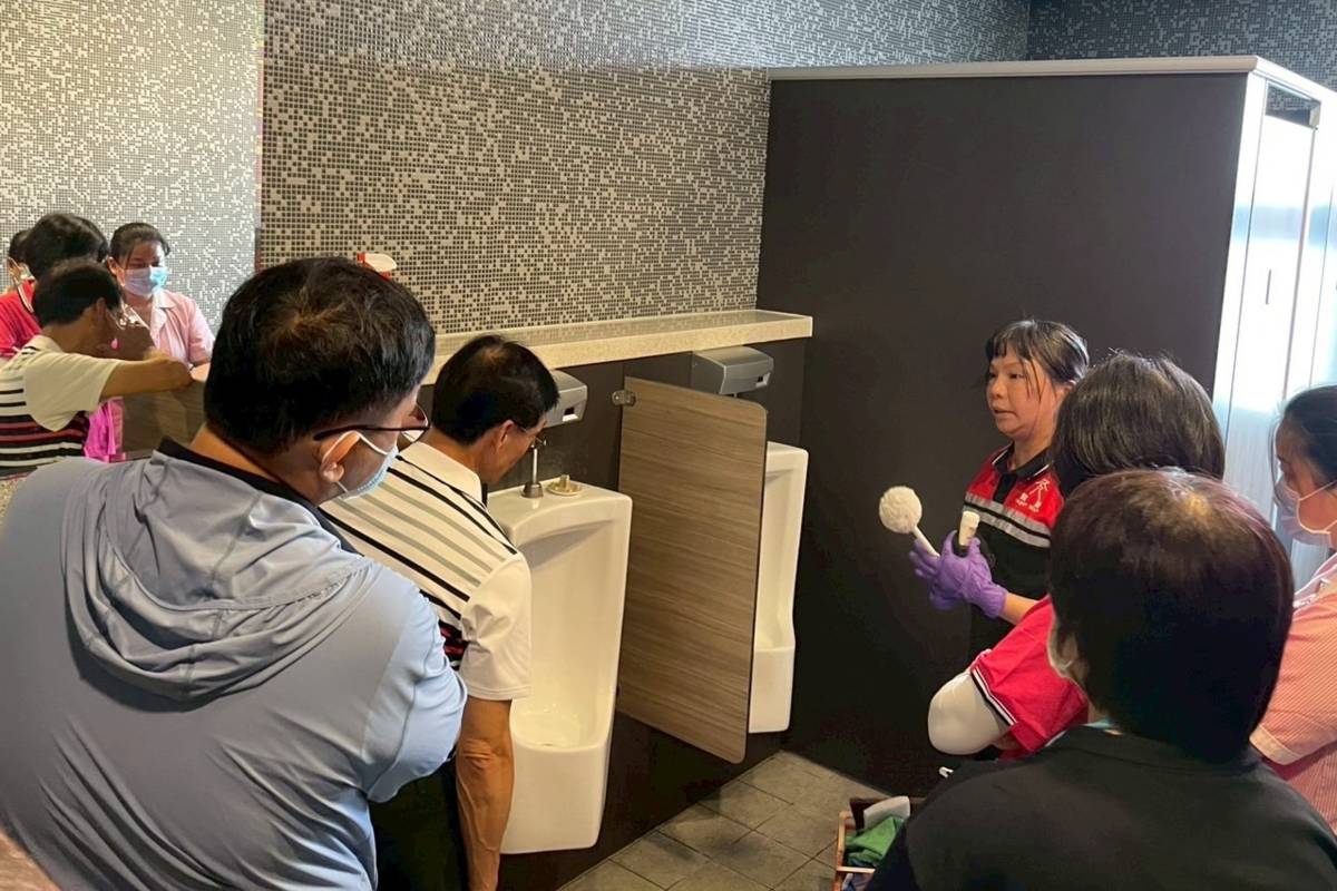 臺東縣環保局邀請都具有日本廁所診斷士訓練背景的講師，透過現場實作，提升清潔人員的專業素養。