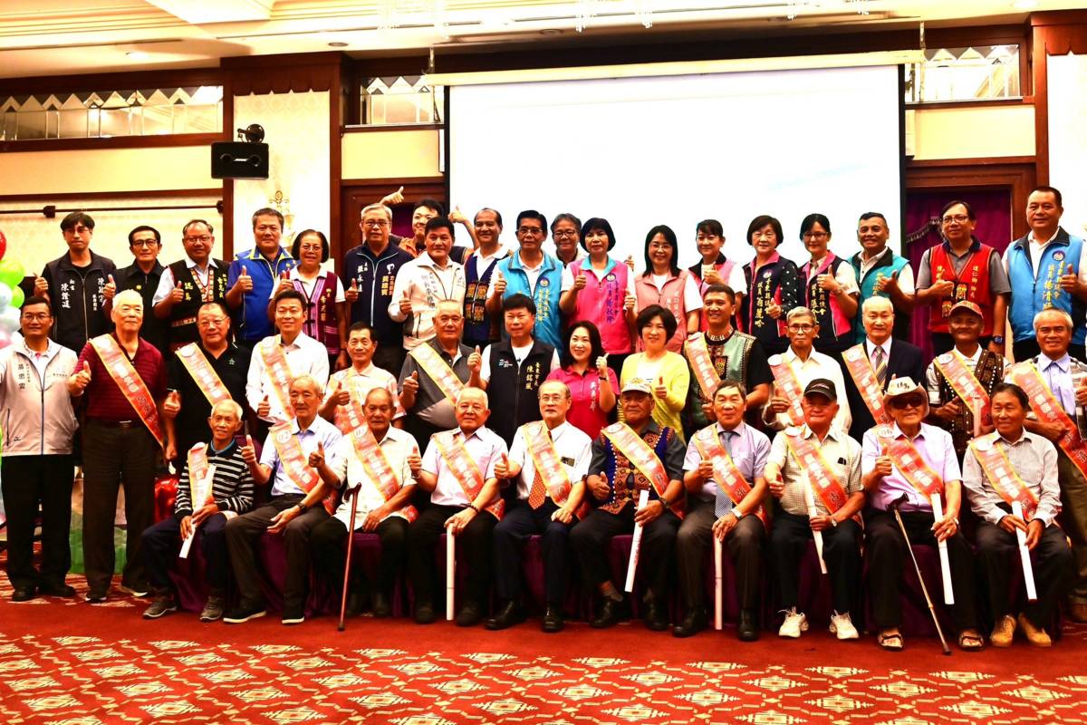 臺東縣政府表揚全縣20位模範父親，並且合影留念。