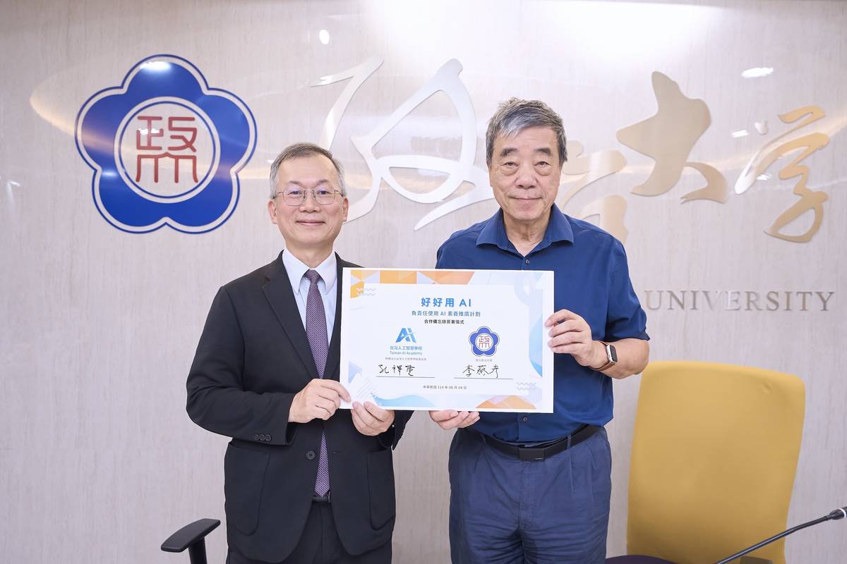 國立政治大學校長李蔡彥(左)與臺灣人工智慧學校校長孔祥重簽署合作備忘錄。(政大提供)