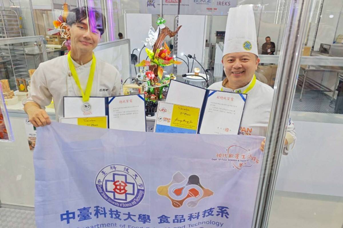 中臺科大李哲瑋與游隆宏老師赴巴西參加2025 UIBC世界青年甜點藝術競賽合影