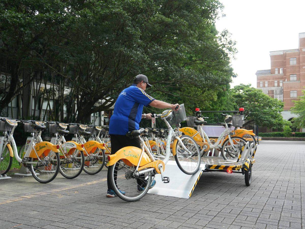 目前臺大校內有2輛微型調度車，每天約可增加400到500輛YouBike調度作業