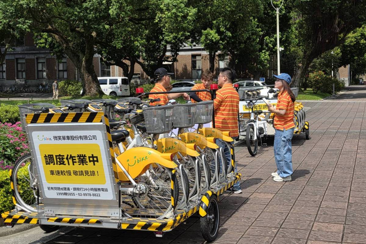 臺大校園導入「電輔微型調度車」，執行YouBike車輛調度，每輛車可載運7輛YouBike