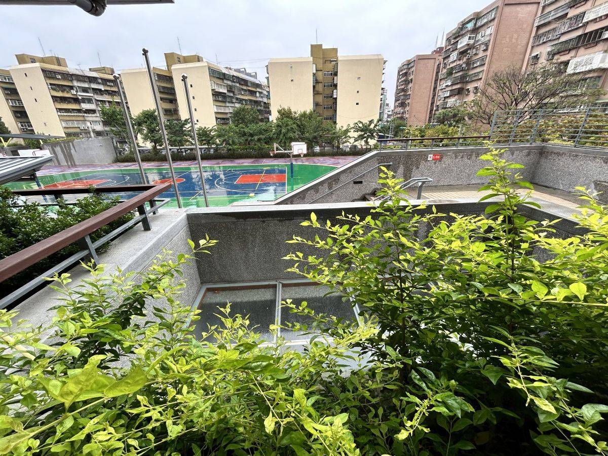 北市新和國小綠植栽融入建築