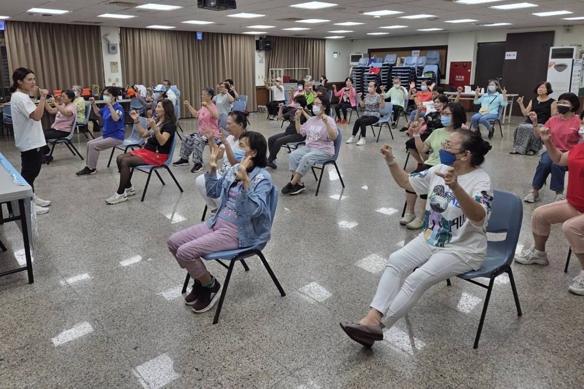 「樂活體能」課程，邀請柔道國手林徐琬筑教練授課，長者學員反應相當熱烈，大家好像突然變年輕了。