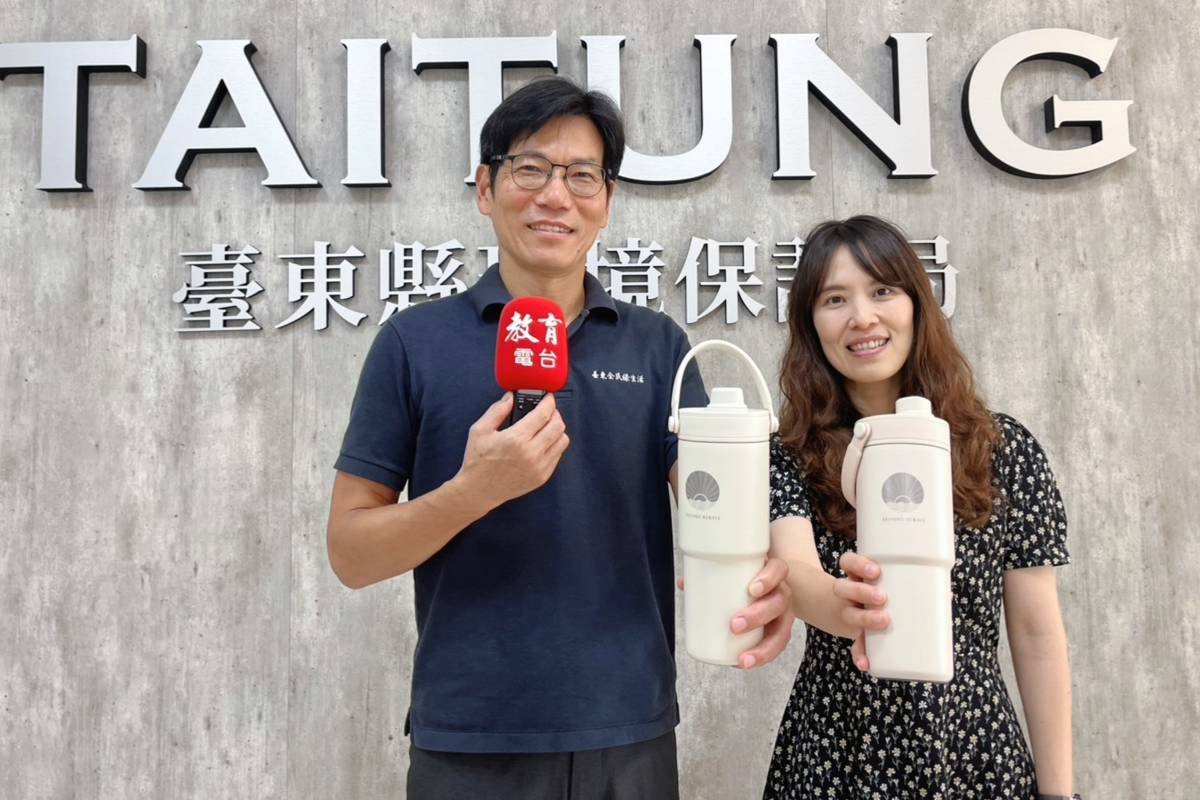 環保局局長和副局長一起行銷「減塑i臺東」活動，希望大家舉手之勞愛地球。