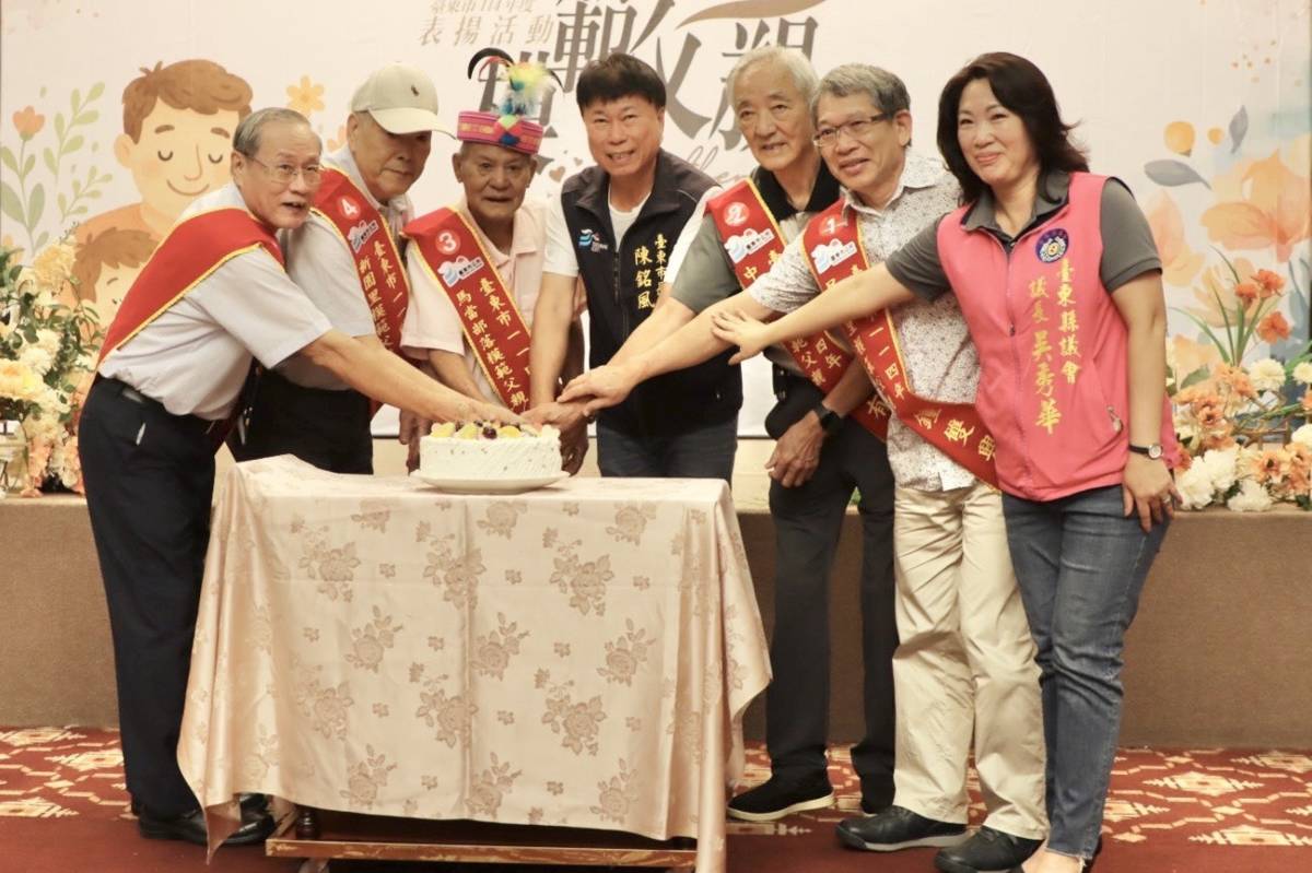 在父親節前夕，臺東市公所舉辦父親節表揚活動，市長陳銘風和模範父親代表切蛋糕慶祝。