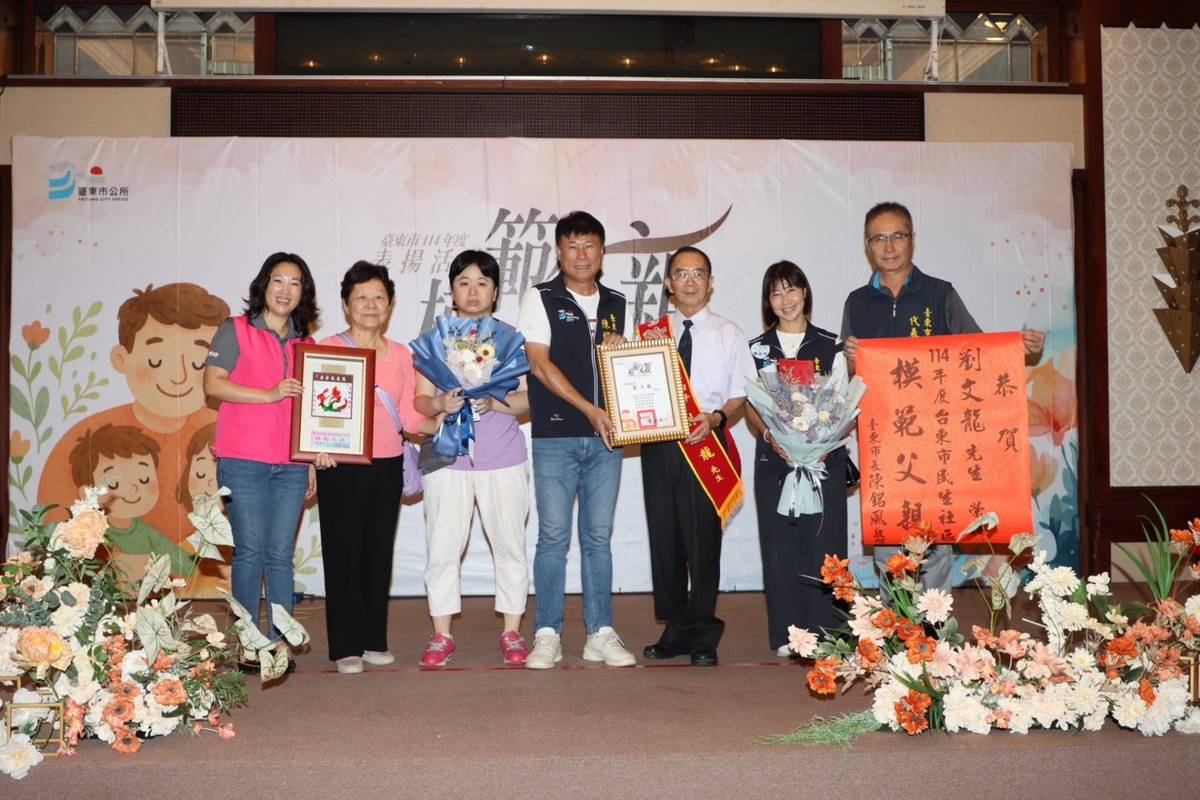 臺東市民生社區的模範父親劉文龍校長，把對自己特兒的愛擴大到所有的慢飛天使，致力於特殊教育的推動。