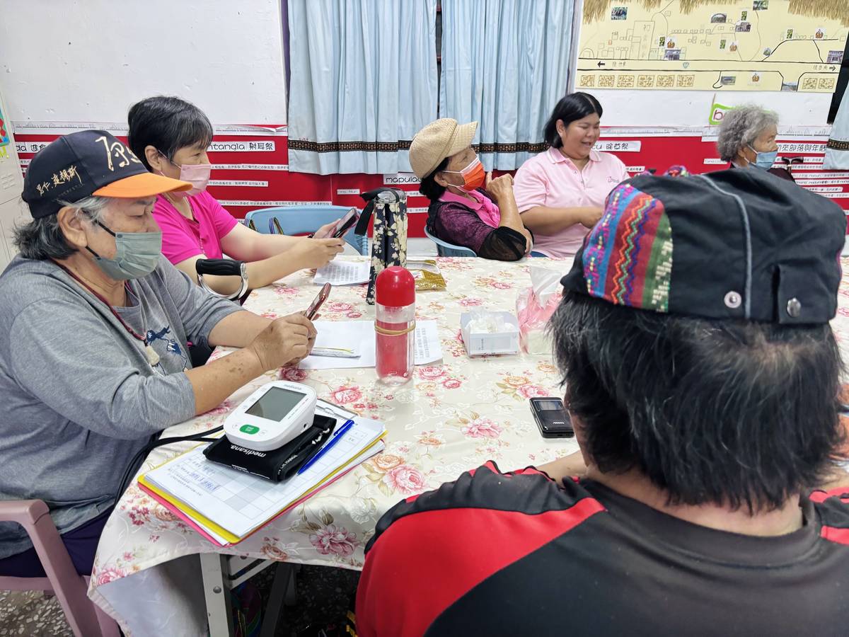 初來文健站長輩們學習line操作